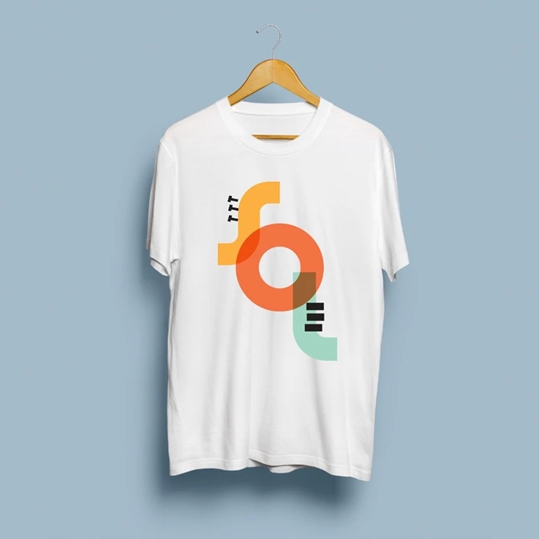 Frente da camiseta branca da Sol Maior, com o S, o O e o L em laranja, amarelo e verde-menta.