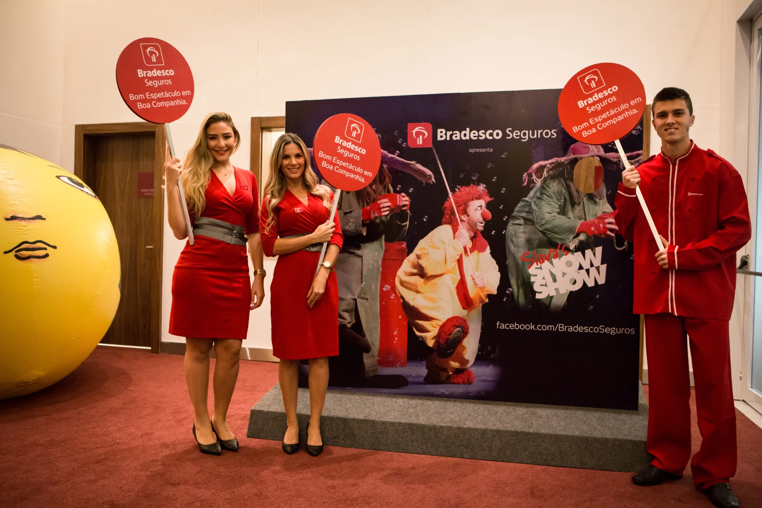 Promotores do Bradesco Seguros diante do cenário do Slava’s Snowshow.