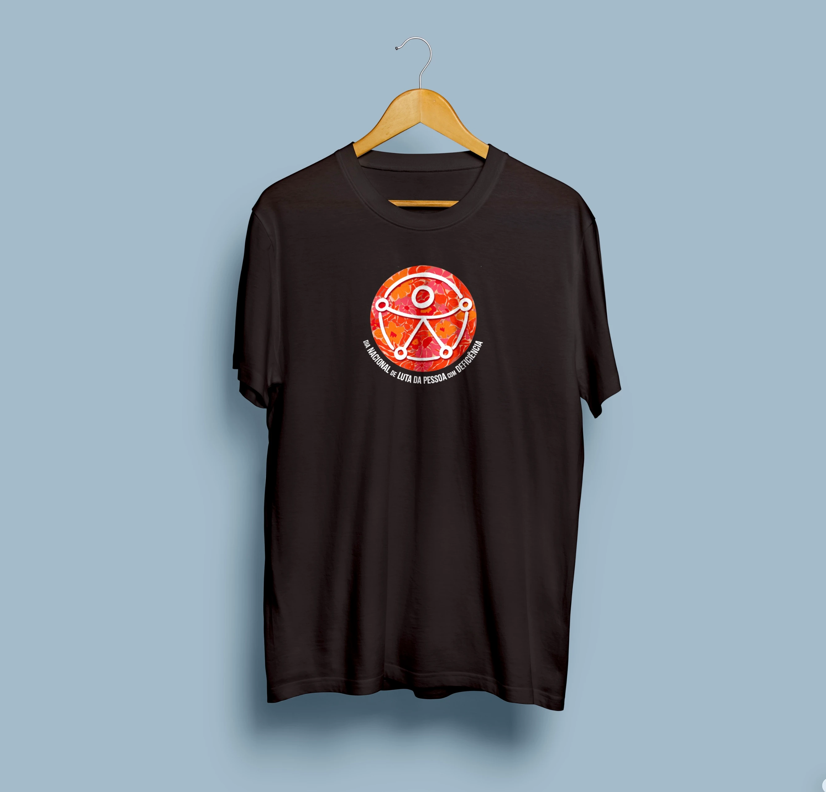 Camiseta preta com ilustração estampada.