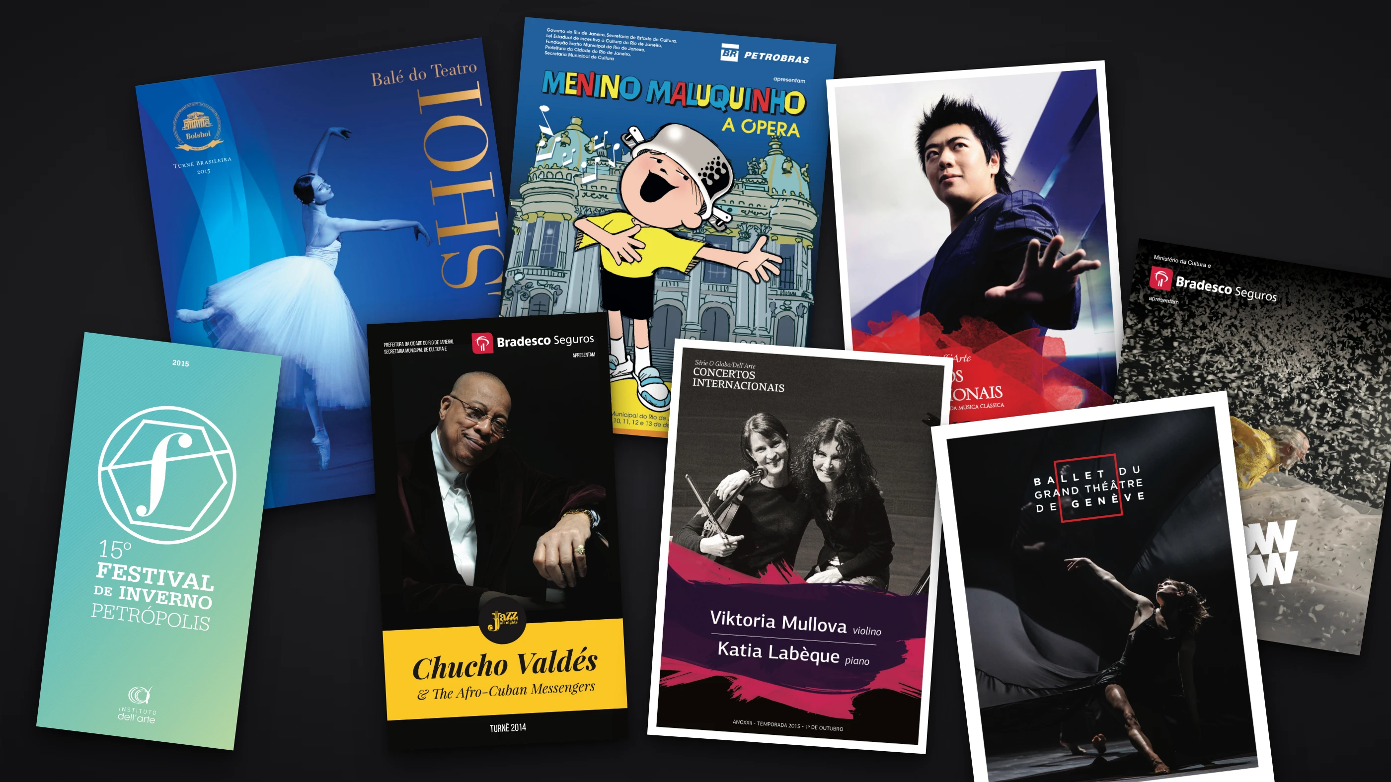 Revistas-programa espalhadas sobre uma mesa escura: Bolshoi, Menino Maluquinho, Lang Lang, Festival de Inverno, Chucho Valdés, Concertos Internacionais, Genève e Slava’s Snowshow.