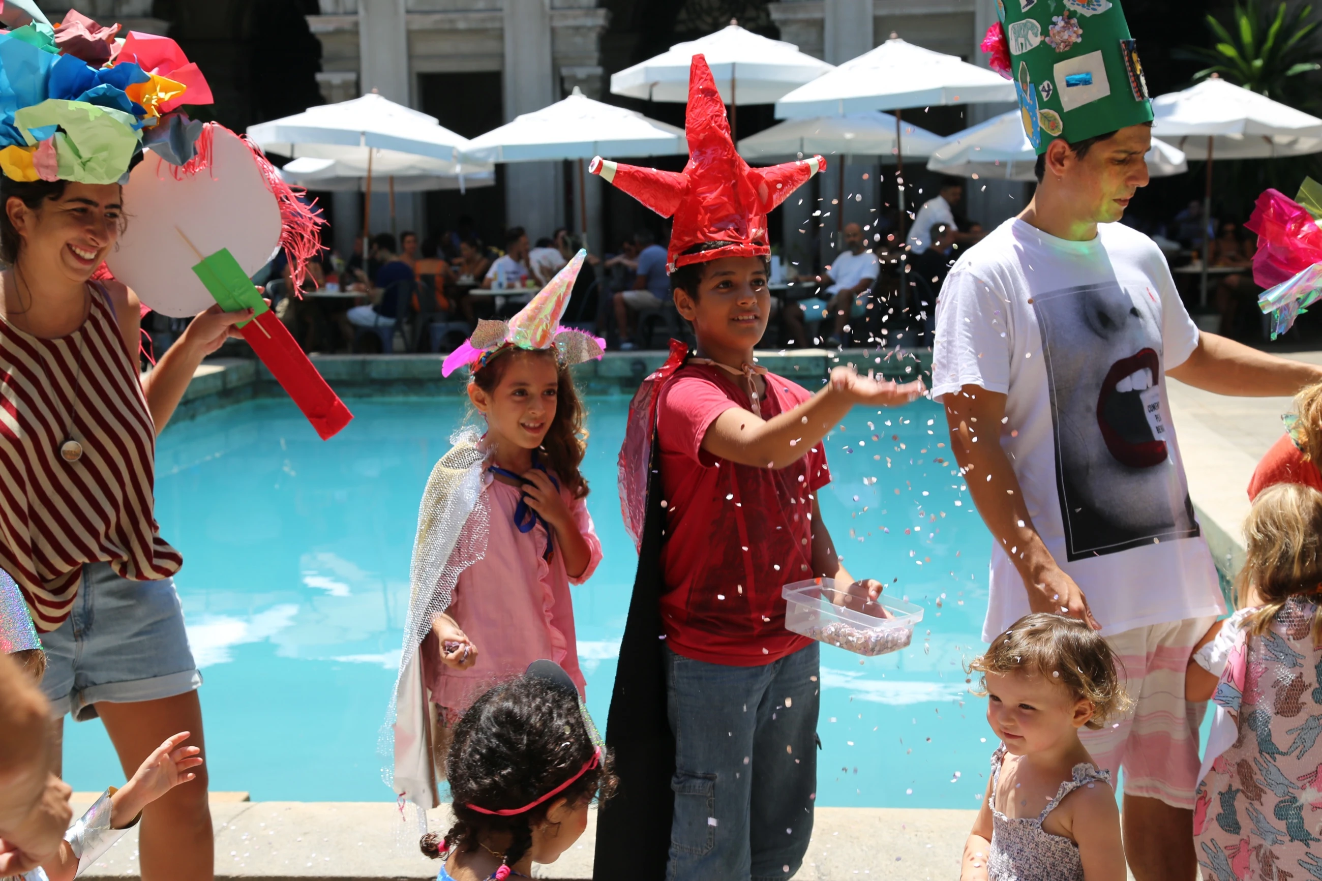 Crianças fantasiadas em atividade do Arte em Família, ao lado da piscina do Palacete.