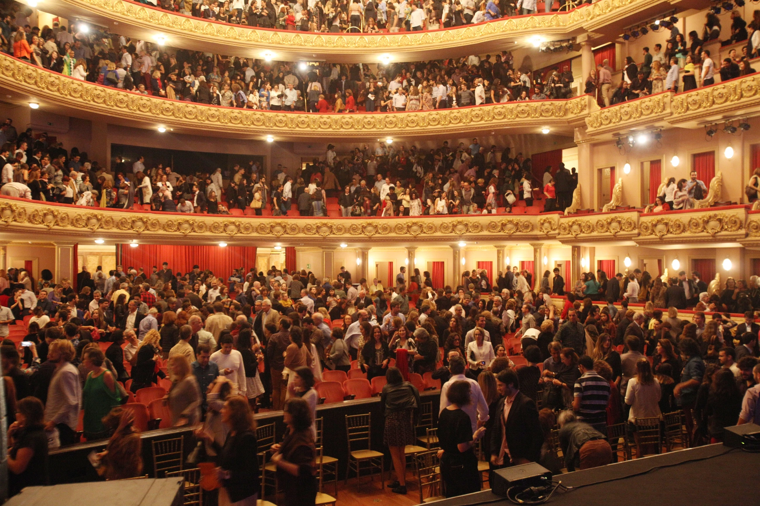 Plateia lotada do Theatro Municipal do Rio de Janeiro.