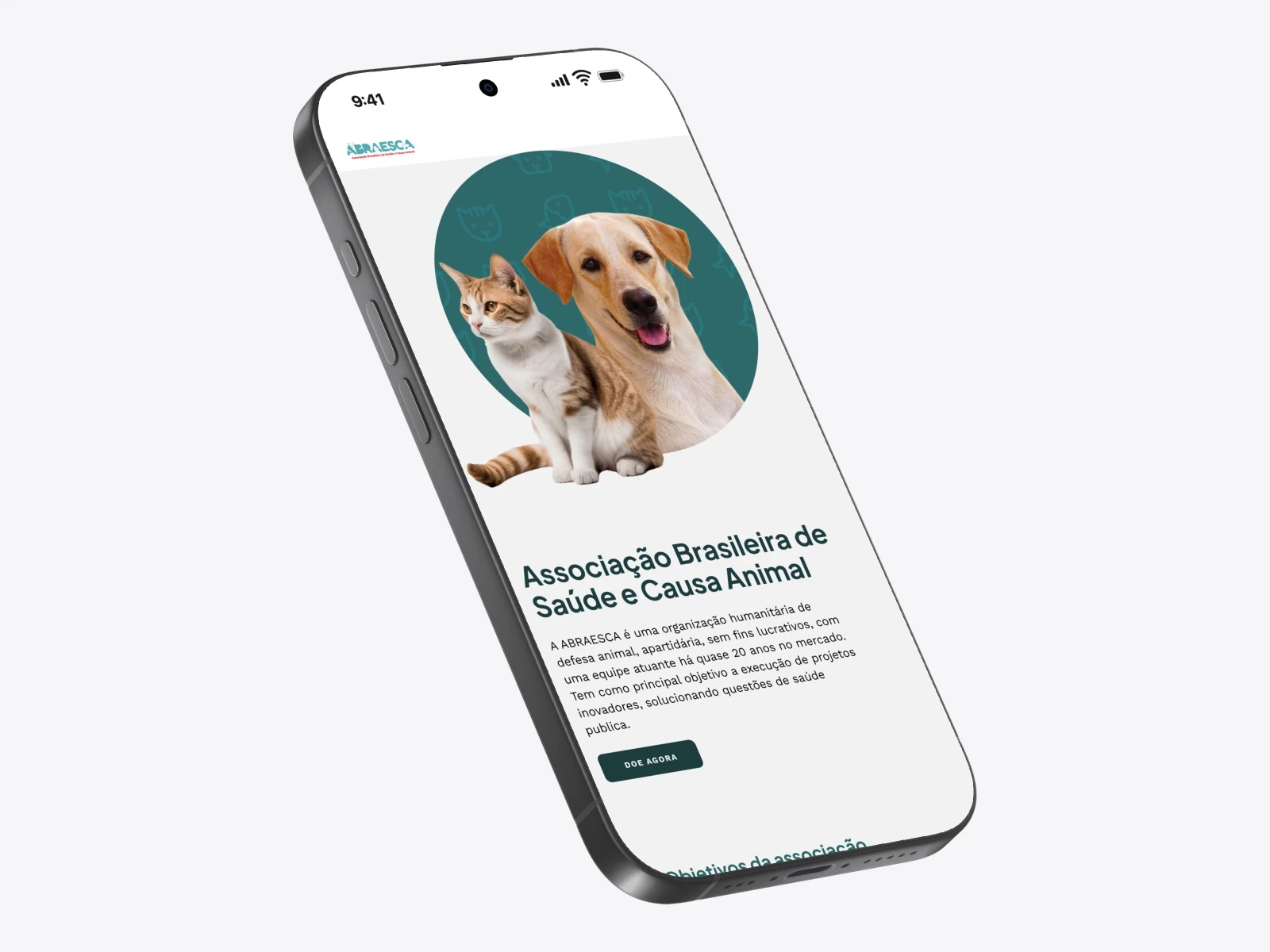 Site da ABRAESCA num iPhone inclinado: foto de um gato e um cachorro num círculo verde, título e botão Doe agora.