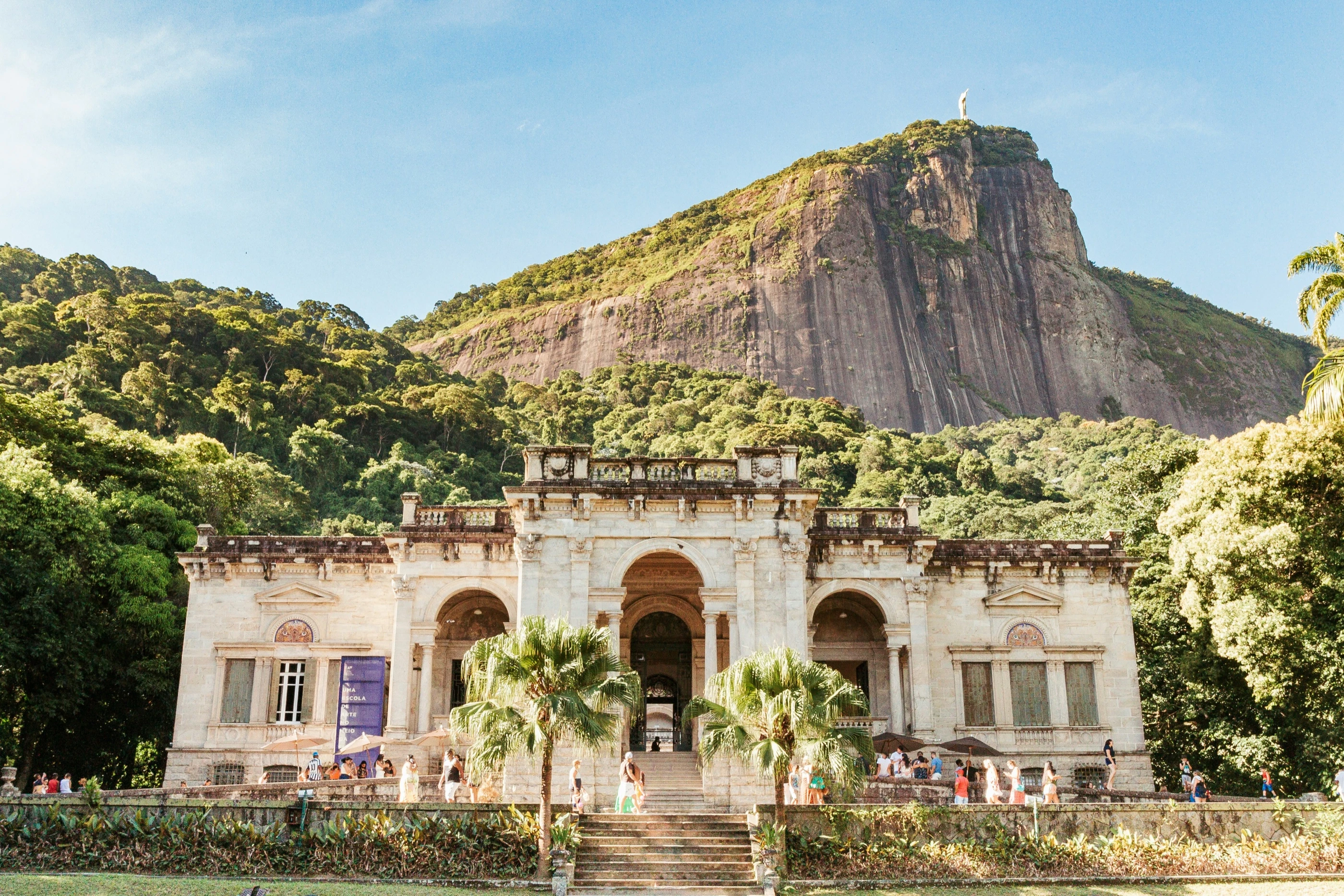 O Palacete do Parque Lage, com o Corcovado ao fundo.