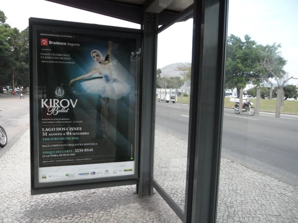 Cartaz do Kirov Ballet, Lago dos Cisnes, em um ponto de ônibus no Rio de Janeiro.